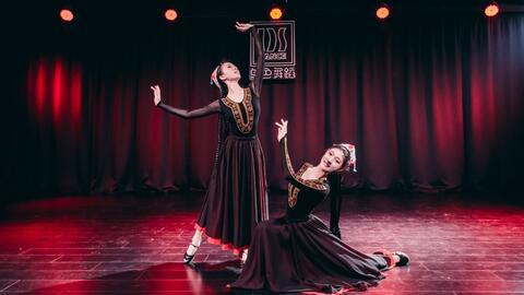 最新维族舞成人舞蹈视频  第1张